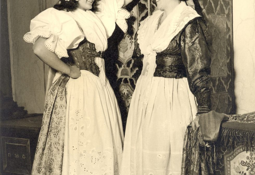 Z muzejních vitrin a depozitářů – Lomnický kroj