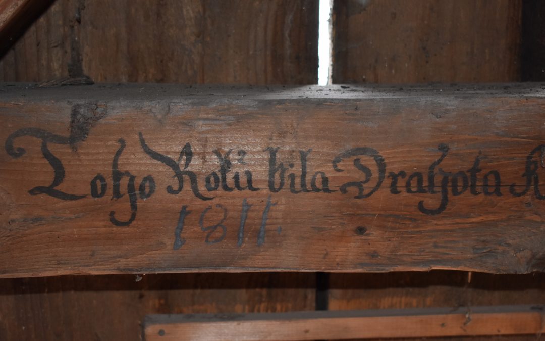 Historické nápisy na dřevěných prvcích střešní vazby domu čp. 76 v Novoměstské ulici v Lomnici nad Popelkou
