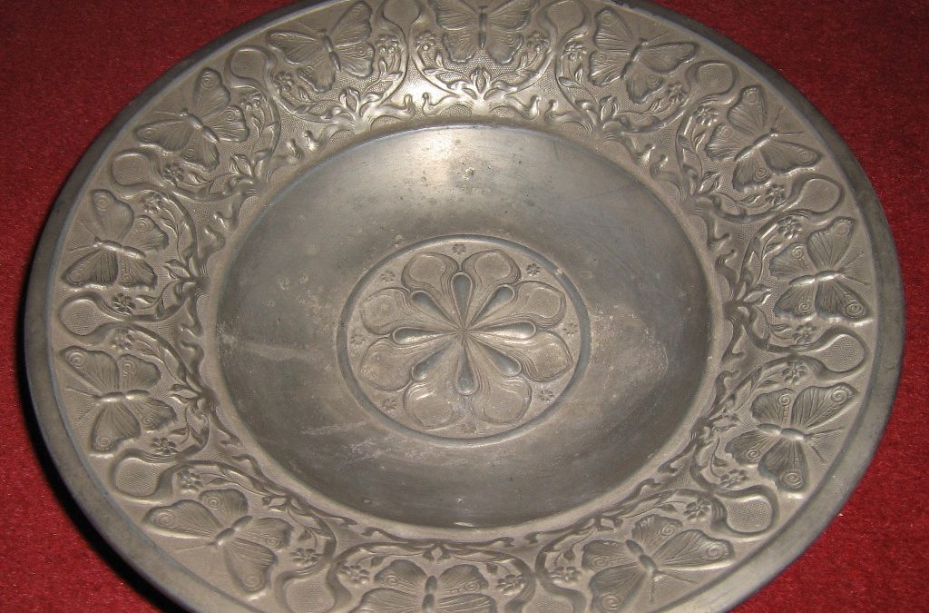 Z muzejních vitrín a depozitářů – talíř motejlník